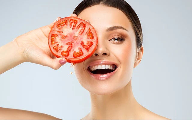 نحوه استفاده از گوجه فرنگی برای داشتن پوستی درخشان